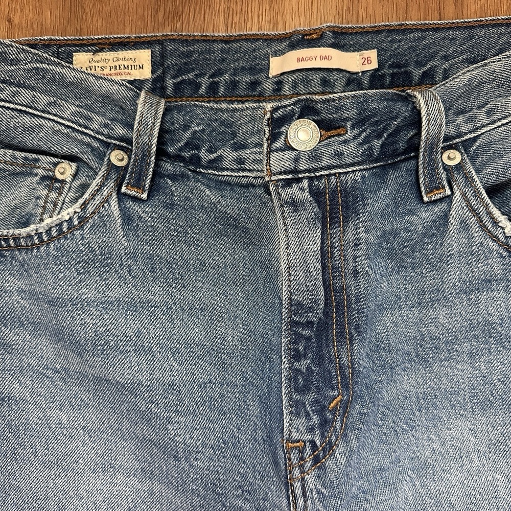 Levi's Women's Baggy Dad Jeans In Own It Stone Medium Wash 26 X 32 - Picture 2 of 8